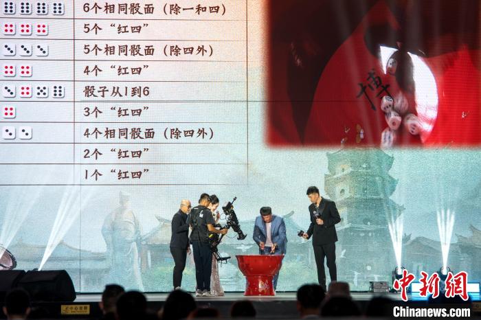 厦门首届微博篮球之夜盛典：刘玉栋等登台讲述