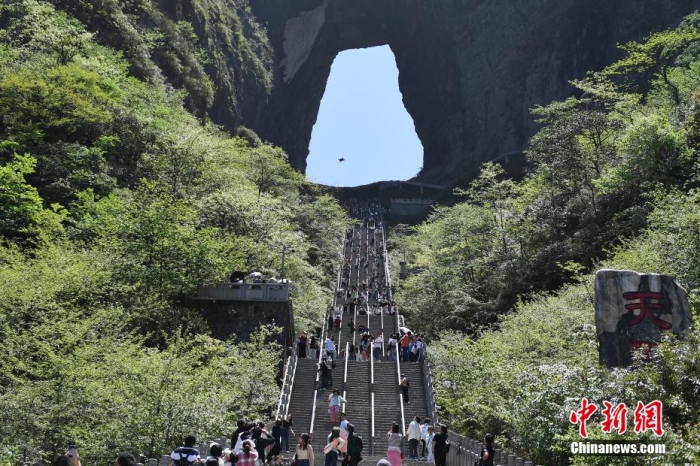 张树鹏穿越天门洞创中国翼装飞行历史新高度,