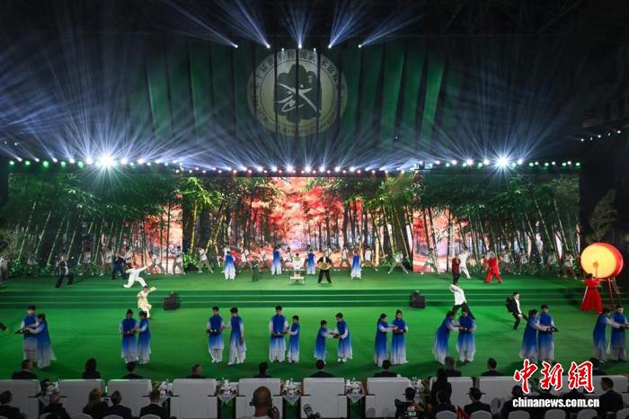 智能机器人与非遗武术同台亮相 十届世界传统武