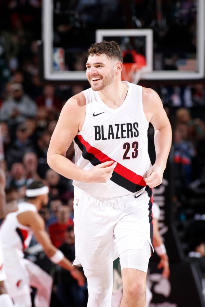 开拓者33分大胜雄鹿终结连败 字母哥缺席成关键