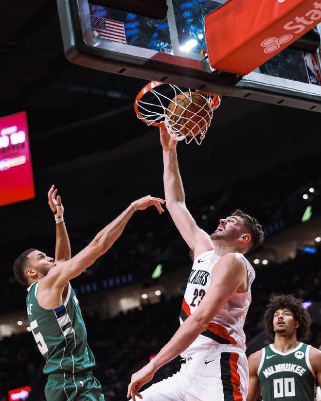 开拓者33分大胜雄鹿终结连败 字母哥缺席成关键