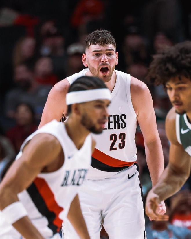 开拓者33分大胜雄鹿终结连败 字母哥缺席成关键