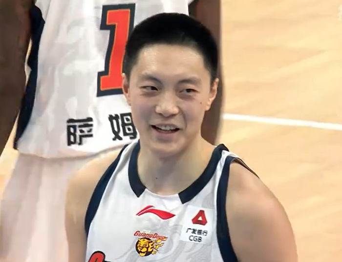 胡明轩客场送票引爆球迷热情 赛场暖心举动引发