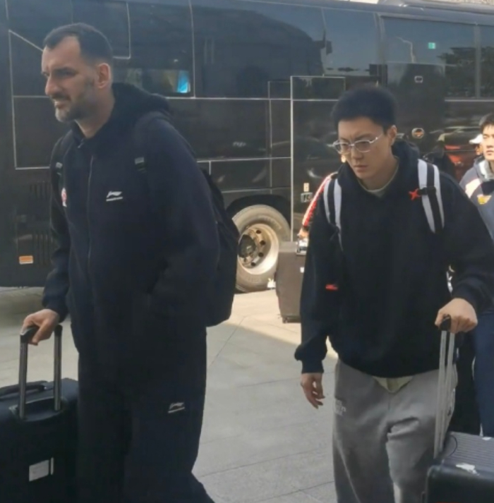 胡明轩客场送票引爆球迷热情 赛场暖心举动引发