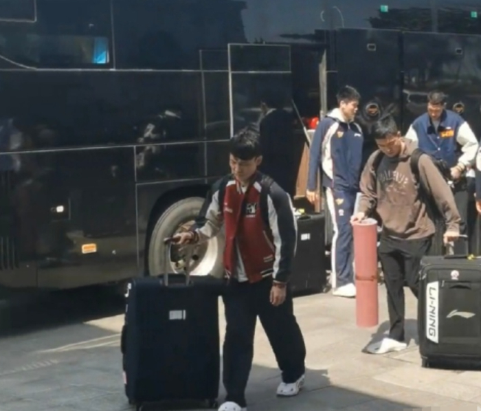 胡明轩客场送票引爆球迷热情 赛场暖心举动引发