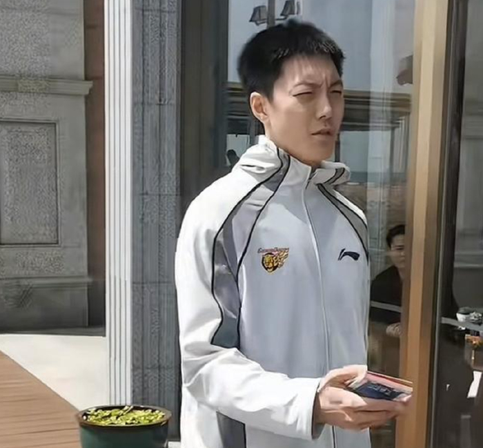 胡明轩客场送票引爆球迷热情 赛场暖心举动引发