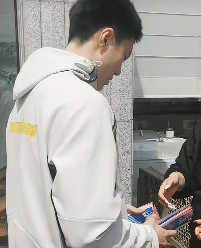 胡明轩客场送票引爆球迷热情 赛场暖心举动引发