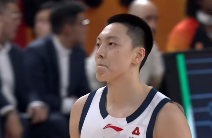 胡明轩客场送票引爆球迷热情 赛场暖心举动引发